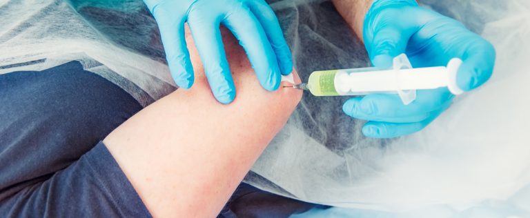 Behandling med hyaluronsyrainjektion i armbåge